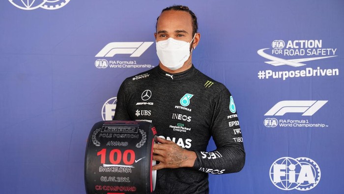 BARCELONA, SPAIN - MAY 08: Pole position qualifier Lewis Hamilton of Great Britain and Mercedes GP celebrates with his pole position award in parc ferme after qualifying for the F1 Grand Prix of Spain at Circuit de Barcelona-Catalunya on May 08, 2021 in Barcelona, Spain. (Photo by Emilio Morenatti - Pool/Getty Images)