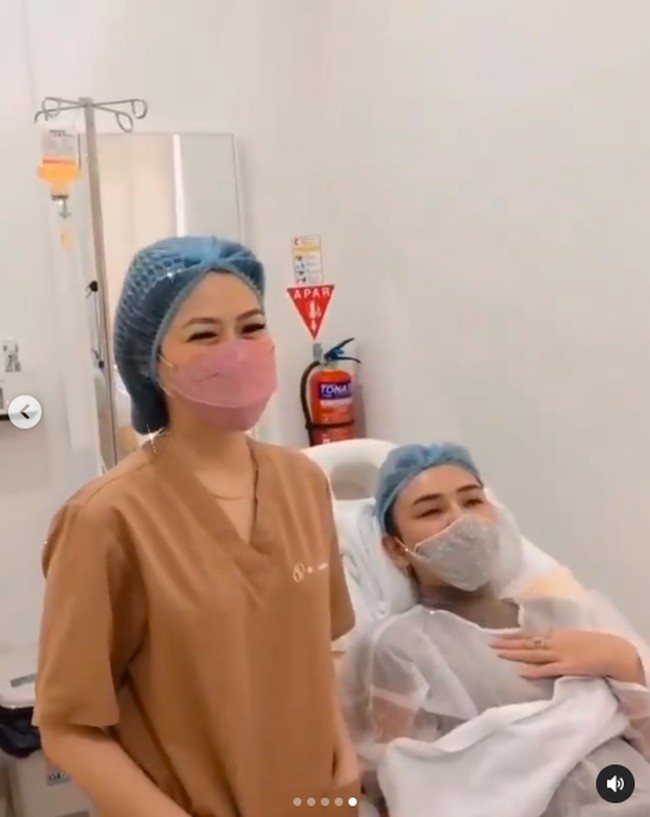 Amanda Manopo menyuntikkan vitamin C pada bibirnya lantaran kerap merasa kering. Dalam beberapa kesempatan, bibirnya kerap kering mengeluarkan darah. Selama syuting di luar kota bibirya kering, terus bikin berdarah. Nah dia makai vitamin dari dokter. Bukanya mengubah bibir atau gimana ya, lanjut Angelica. (Foto: Instagram/@nurmala_suryani15)