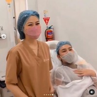 Amanda Manopo menyuntikkan vitamin C pada bibirnya lantaran kerap merasa kering. Dalam beberapa kesempatan, bibirnya kerap kering mengeluarkan darah. Selama syuting di luar kota bibirya kering, terus bikin berdarah. Nah dia makai vitamin dari dokter. Bukanya mengubah bibir atau gimana ya, lanjut Angelica. (Foto: Instagram/@nurmala_suryani15)