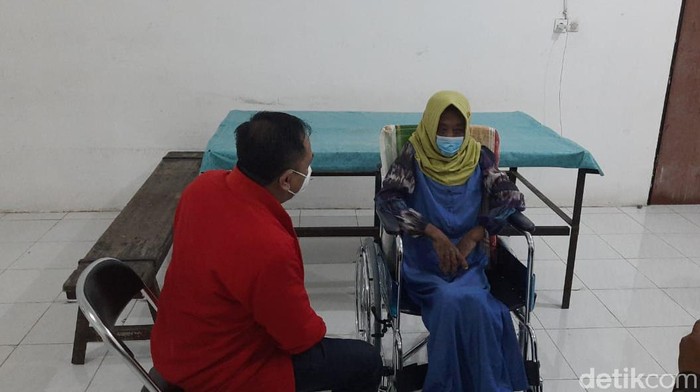 Asisten rumah tangga (ART) di Surabaya, EAS (45) menjadi korban penganiayaan majikan. Selain mengalami kekerasan fisik, EAS juga disuruh makan kotoran kucing.