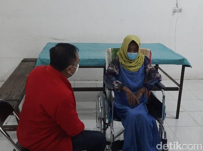 Asisten rumah tangga (ART) di Surabaya, EAS (45) menjadi korban penganiayaan majikan. Selain mengalami kekerasan fisik, EAS juga disuruh makan kotoran kucing.