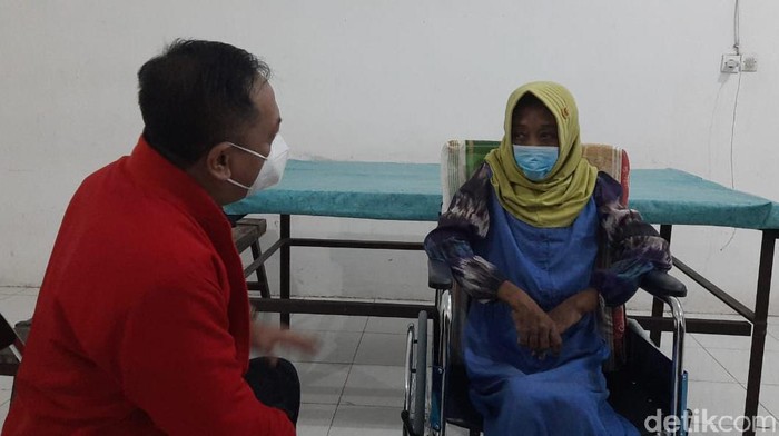 Asisten rumah tangga (ART) di Surabaya, EAS (45) menjadi korban penganiayaan majikan. Selain mengalami kekerasan fisik, EAS juga disuruh makan kotoran kucing.