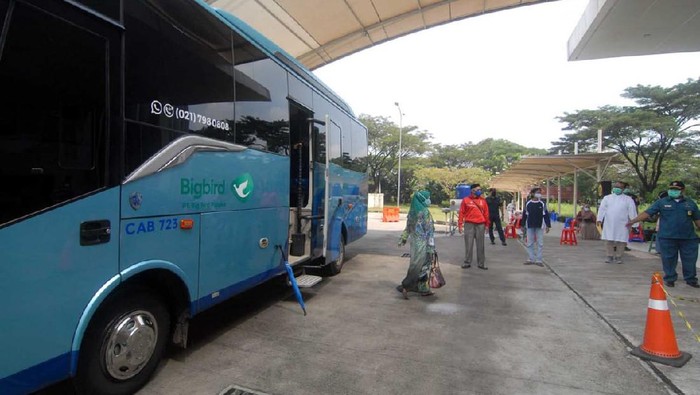 Asyik, Lansia Penerima Vaksin Dapat Shuttle Bus Gratis PT.Bluebird menyediakan shuttle bus gratis bagi lansia penerima vaksin. Hal itu dilakukan demi mendukung program percepatan penanganan pandemi.