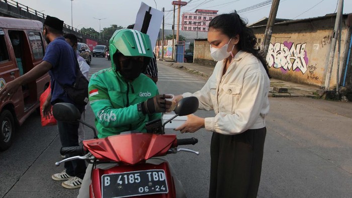 Berbagi Kebahagiaan Ramadhan Lewat Takjil Pusat Aliansi Mahasiswa dan Aktivis Nasional Indonesia (Aman Indonesia) memberikan takjil gratis untuk berbuka puasa.