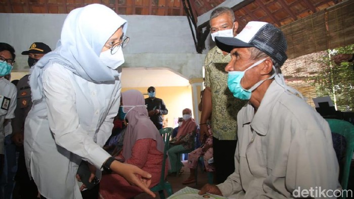 Pemkab Banyuwangi menggelar program Camping Embun (Camping Pelayanan Masyarakat Kebun). Ini program jemput bola berbagai jenis pelayanan kependudukan untuk masyarakat yang tinggal di tengah perkebunan.