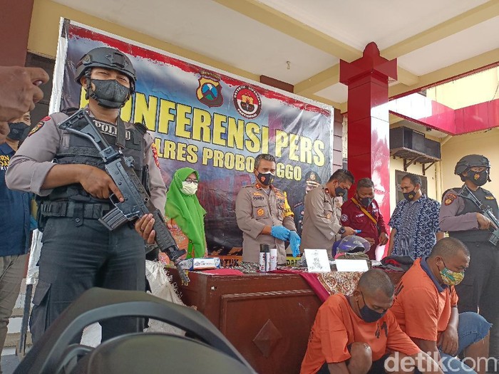 Dua pelaku curanmor di Probolinggo tertangkap. Dari mereka, polisi menyita 16 motor hasil curian selama satu bulan.
