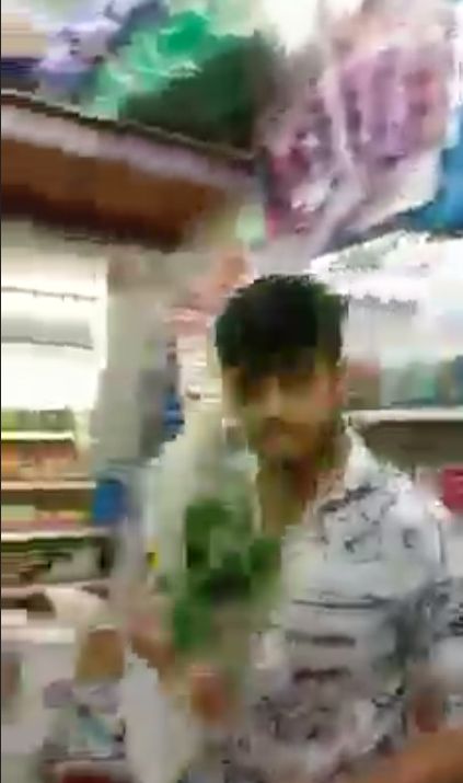 Duh! Pembeli Ini Dipukul Sayuran Gegara Tanya Harga Minuman ke Pegawai Toko