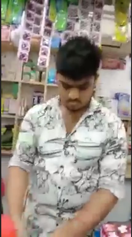 Duh! Pembeli Ini Dipukul Sayuran Gegara Tanya Harga Minuman ke Pegawai Toko