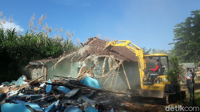Ratusan personel gabungan dikerahkan untuk menggusur eks lokalisasi Girun, di Kecamatan Gondanglegi, Kabupaten Malang. Alat berat diterjunkan untuk membongkar bangunan di lokasi.