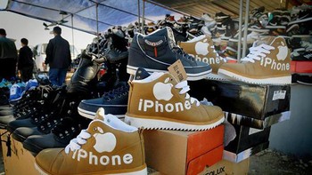 iPhone berubah haluan jadi merk sepatu nih. Foto: Boredpanda