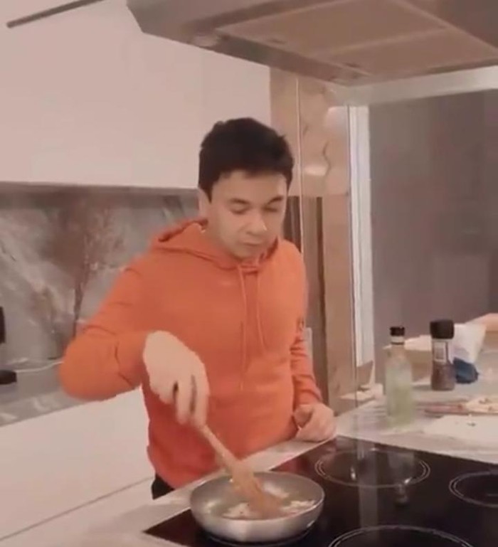 10 Potret Manis Raditya Dika Saat Makan Bersama Istri dan Anaknya - Foto 5