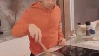 Salah satunya ketika ia mengunggah sebuah video dirinya memasak yang sebenarnya ia tidak bisa memasak. Foto: Instagram@raditya_dika