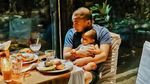 10 Potret Manis Raditya Dika Saat Makan Bersama Istri dan Anaknya