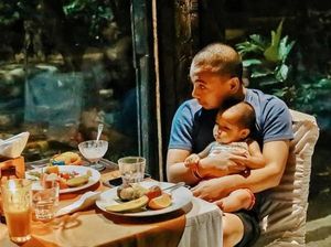 10 Potret Manis Raditya Dika Saat Makan Bersama Istri dan Anaknya