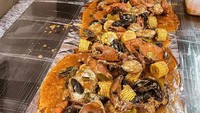 Salah satunya pada unggahan yang menampilkan Alea duduk di ujung meja makan dengan caption diundang Queen Alea buat pesta kepiting dengan pemandangan tumpukan seafood yang dituang di atas meja. Foto: Instagram@raditya_dika