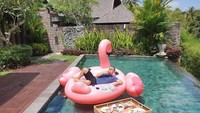 Sebuah foto juga pernah diunggah oleh Raditya Dika yang menunjukkan posenya saat menikmati floating breakfast di atas balon flaminggo berwarna merah muda dengan gayanya yang jenaka. Foto: Instagram@raditya_dika