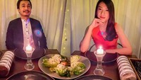 Dibalik kejenakaannya, ia merupakan seorang ayah dan suami yang romantis. Hal ini ditunjukkan pada saat Raditya dan istrinya sedang merayakan pesta ulang tahun pernikahan dengan makan malam romantis. Foto: Instagram@raditya_dika