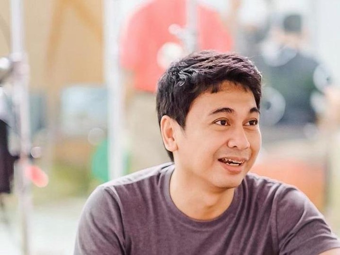 10 Potret Manis Raditya Dika Saat Makan Bersama Istri dan Anaknya