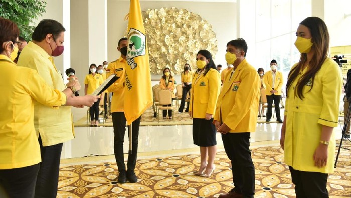Ketua Umum DPP Partai Golkar Airlangga Hartarto melantik dan mengukuhkan pengurus Lembaga Komunikasi dan Informasi (LKI) DPP Partai Golkar periode 2019-2024