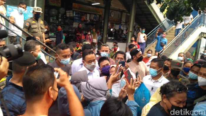 Gubernur DKI Anies Baswedan di Pasar Cengkareng, Jakarta Barat, 8 Mei 2021. (Adhyasta Dirgantara/detikcom)