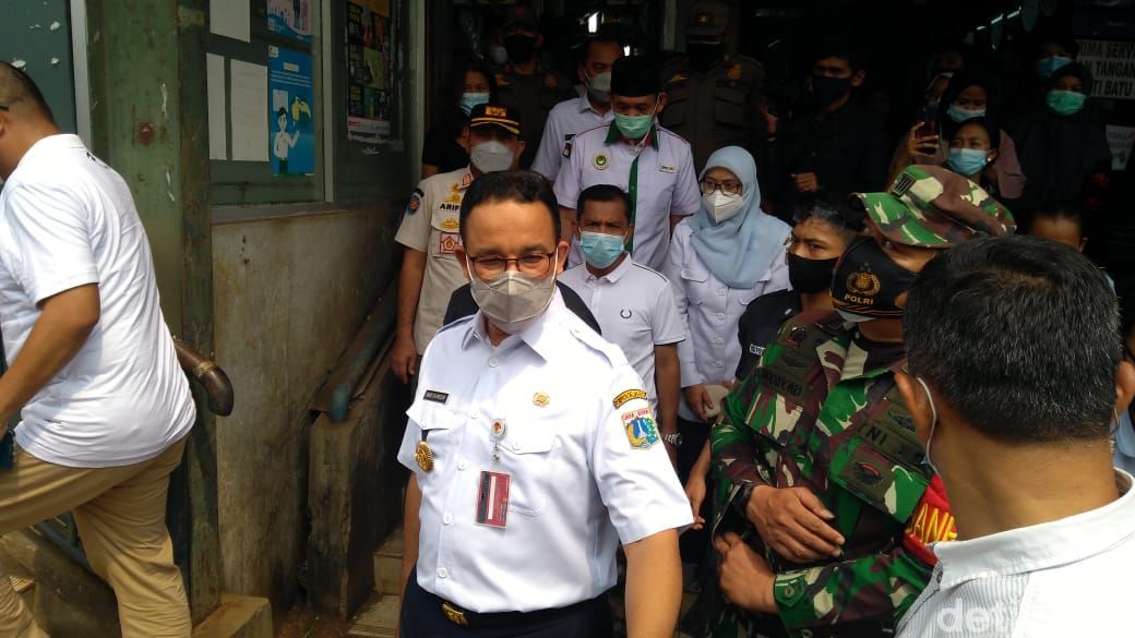 Gubernur DKI Anies Baswedan di Pasar Cengkareng, Jakarta Barat, 8 Mei 2021. (Adhyasta Dirgantara/detikcom)
