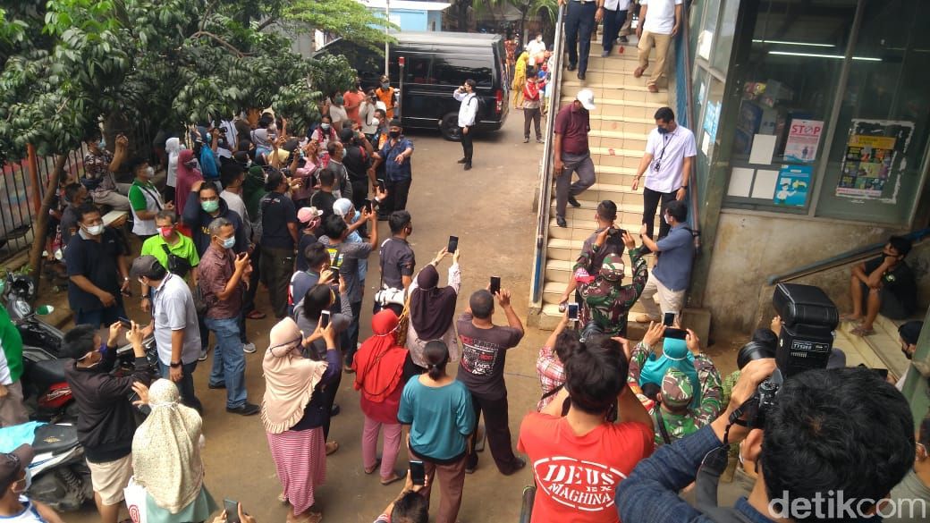 Gubernur DKI Anies Baswedan di Pasar Cengkareng, Jakarta Barat, 8 Mei 2021. (Adhyasta Dirgantara/detikcom)