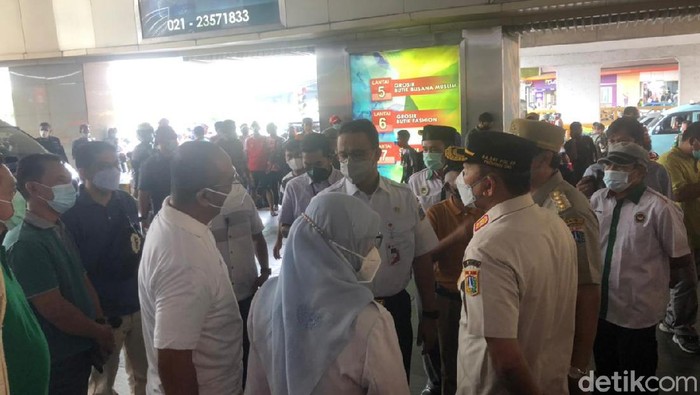 Gubernur DKI Anies Baswedan tinjau Pasar Tanah Abang