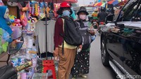 Dirinya yang sudah membuka lapak 2 jam, tepatnya sejak pukul 13.00 WIB saja baru mendapat 2 orang yang menukarkan uang pecahan Rp 2.000.