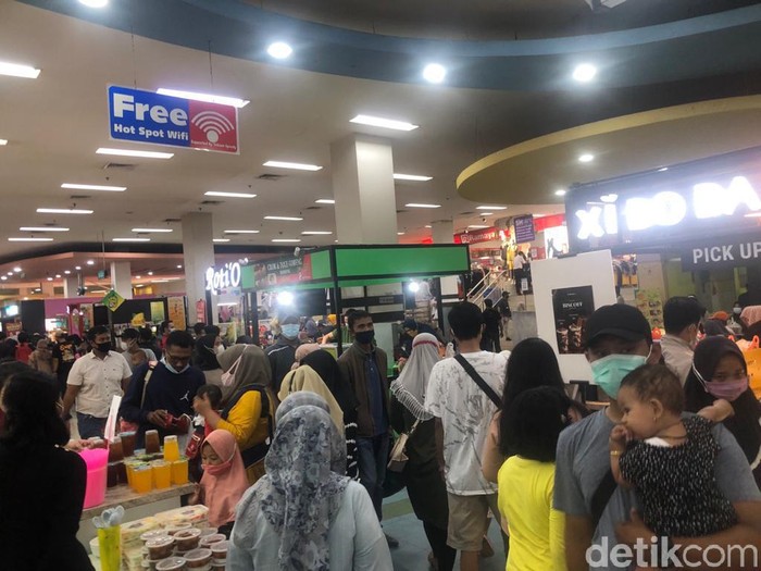 Mal ITC BSD dipenuhi pengunjung jelang waktu berbuka puasa.