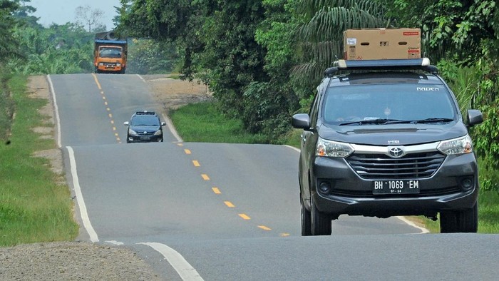Kendaraan melintas di Jalan Lintas Timur Sumatera, Sekernan, Muarojambi, Jambi, Sabtu (8/5/2021). Pada hari ketiga pemberlakuan larangan mudik Lebaran 2021, lalu lintas kendaraan pribadi di jalan penghubung Provinsi Jambi dengan Riau tersebut terpantau sepi dan hanya didominasi kendaraan angkutan barang. ANTARA FOTO/Wahdi Septiawan/rwa.