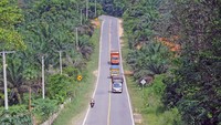 Kendaraan yang melintas hanya didominasi angkutan barang.
