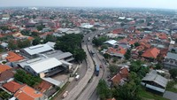 Foto udara kendaraan melintas di jalur lingkar Utara (jalingkut) menuju Pantura, Tegal, Jawa Tengah, Sabtu (8/5/2021). 