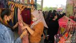 Penampakan Penuh Sesak Pengunjung di PKL Tanah Abang Jelang Lebaran