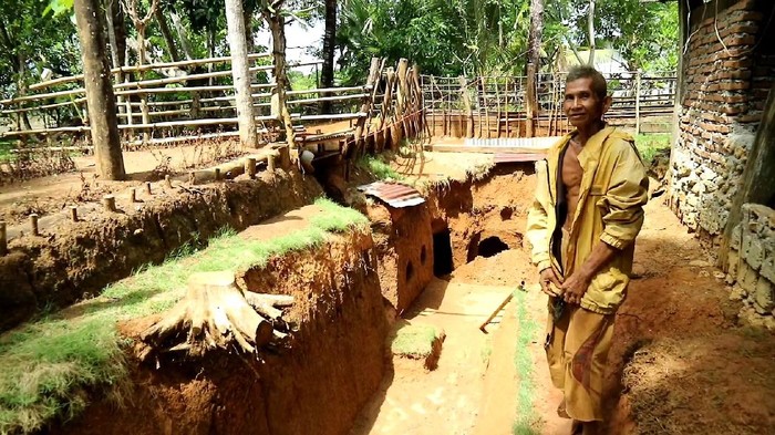 Kakek di Sulawesi Selatan membangun rumah bawah tanah menggunakan cangkul selama 2 tahun