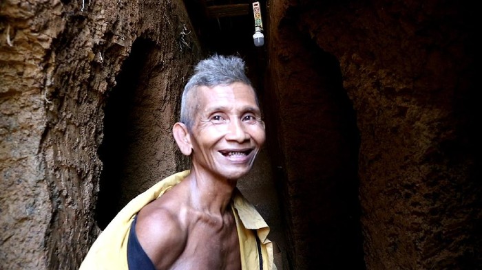 Kakek di Sulawesi Selatan membangun rumah bawah tanah menggunakan cangkul selama 2 tahun