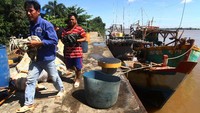 Kapal Pengawas Perikanan Hiu Macan 01 Kementerian Kelautan dan Perikanan menangkap dua kapal berbendera Vietnam yang menggunakan alat penangkap trawl beserta sepuluh awak kapal yang sedang berburu teripang secara ilegal di Laut Natuna Utara pada Kamis (6/5/2021), dan selanjutnya digiring ke Stasiun PSDKP Pontianak untuk proses hukum lebih lanjut.
