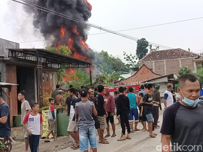 Kebakaran Toko  dan Gudang Bahan Bakar di  Sragen  4 Orang 
