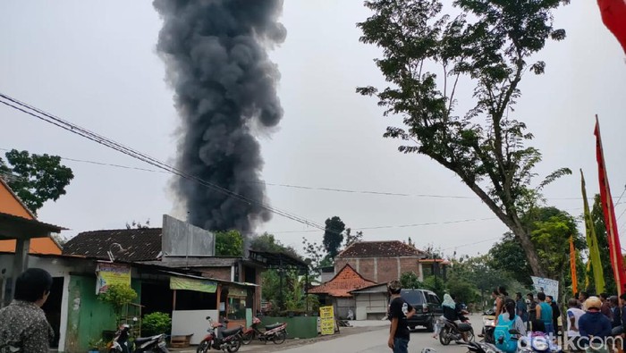 Kebakaran toko dan gudang bahan bakar di Sragen, Sabtu (8/5/2021).