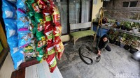 Meski mengetahui bahaya dari bisa kobra dan king cobra, dia tetap memilih untuk memelihara ular tersebut dan menyiapkan kandang khusus serta memberi pakan secara teratur. Disebut, baik kobra dan king cobra sama-sama memiliki bisa yang mematikan hanya saja ada beberapa perbedaan. 