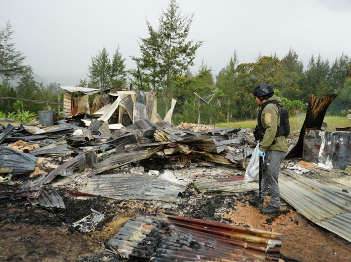 Kondisi rumah pegawai Dinsos Kabupaten Puncak yang dibakar teroris KKB