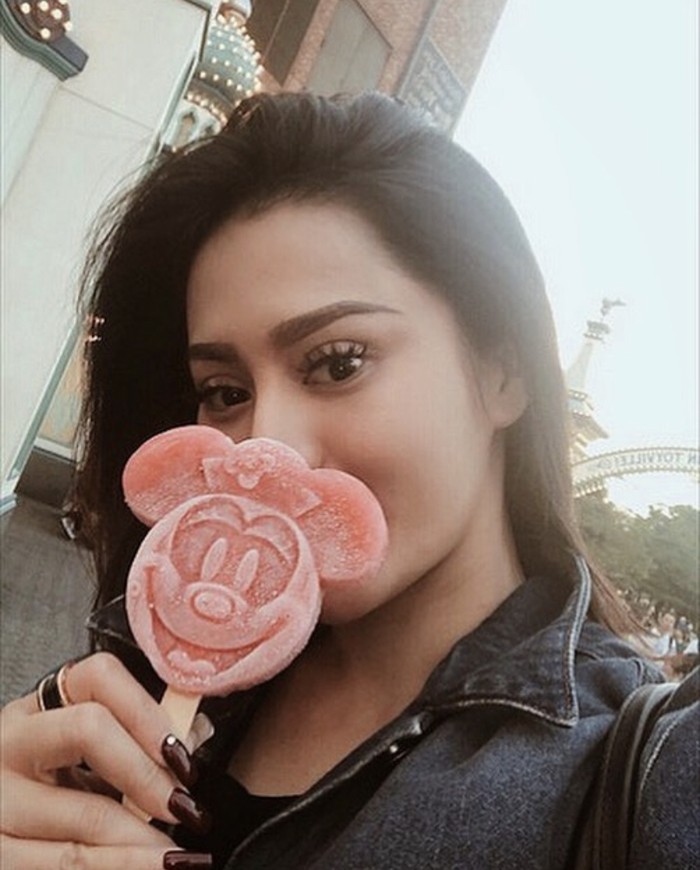 Kulineran Mewah Vicky Zainal Saat Ngopi Cantik di Paris Kulineran Mewah Vicky Zainal Saat Ngopi Cantik di Paris