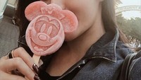 Liburan ke Osaka, Vicky pamer makan es krim dengan lambang Mickey Mouse nih. Foto: Instagram @vickyzainal24