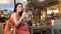 Liburan ke Bali, Vicky pilih kafe dengan konsep semi outdoor yang nyaman dan kekinian. Foto: Instagram @vickyzainal24