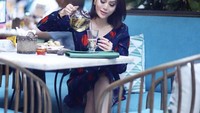 Selain ngopi, rupanya Vicky juga penggemar berat dari teh nih. Ini buktinya.  Foto: Instagram @vickyzainal24