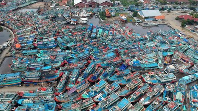 Duh, Nelayan di Tegal Tak Bisa Melaut Gegara Tumpukkan Kapal