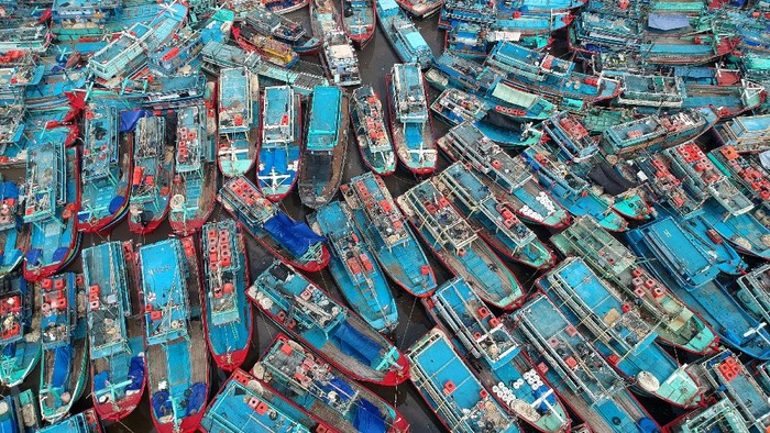 Foto udara kapal nelayan bersandar di Pelabuhan Tegal, Jawa Tengah, Sabtu (8/5/2021). Pada H-5 ratusan kapal nelayan di daerah Pantura mulai libur melaut untuk merayakan Lebaran 2021 dan kembali melaut pada H+3. ANTARA FOTO/Oky Lukmansyah/aww.