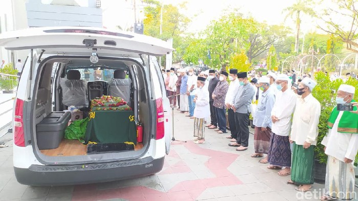 Mantan Bupati Lamongan Fadeli meninggal dunia. Kini pihak keluarga memberikan penjelasan resmi terkait sakit yang diderita Fadeli.