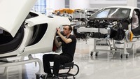 Kantor sekaligus markas McLaren yang terleta di Woking, Inggris jadi salah satu bangunan paling ikonik di industri otomotif. Namun karena kondisi keuangan yang buruk, McLaren terpaksa meleasnya. (Getty Images/Oli Scarff)