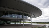 Yang membeli markas McLaren adalah perusahaan bernama GNL. Mereka merupakan perusahaan asal Amerika Serikat yang bergerak di bidang investasi real estate.  (Getty Images/WPA Pool)