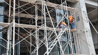 Pengembang properti nasional itu sedang melakukan pemasangan kaca fasad area, pekerjaan dinding area balkon unit sampai dengan lantai 6, serta pekerjaan jalur pipa air bersih, air hujan, dan air kotor.  dok. Sinar Mas Land